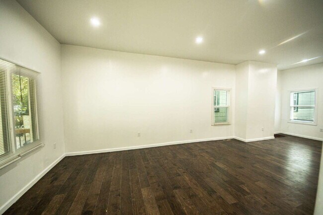 Photo - Multi-unit Building Unit #1 Lower