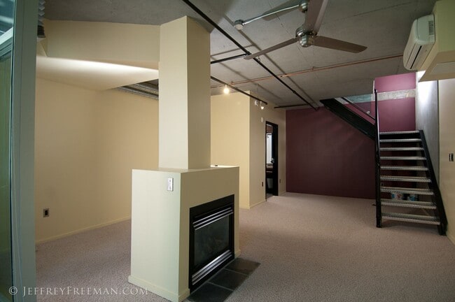 Photo - Stunning Penthouse Loft in the Mosaic Condos - Gas Fireplaces, A/C, W/D in unit! Unidad 803