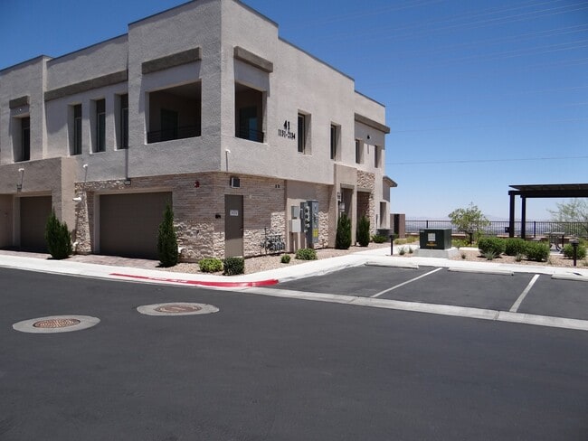 Building Photo - 600 N Carriage Hill Dr