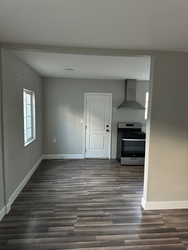 Photo - 335 W Almond St