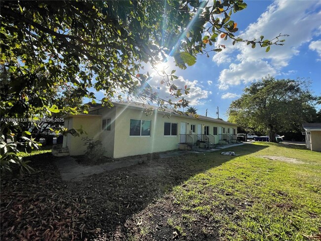 Building Photo - 8321 NE Miami Ct Unit 2