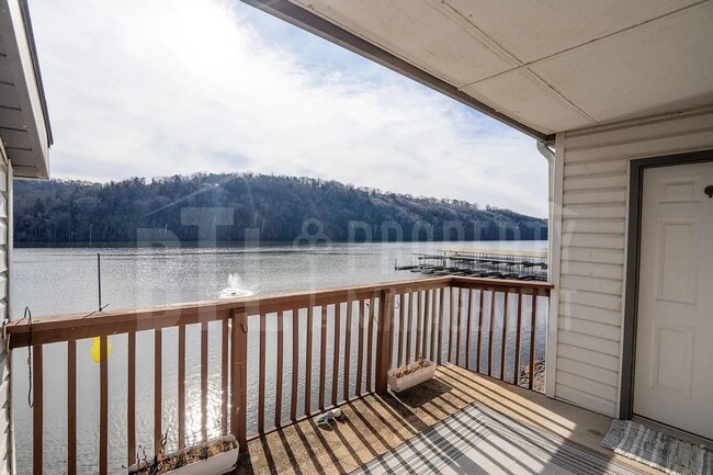Building Photo - Great Condo near the Lake!