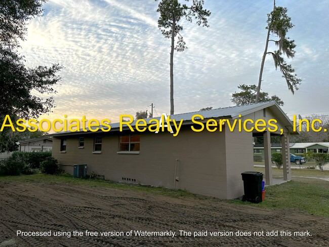 Building Photo - 3 bed 1 bath in the SE