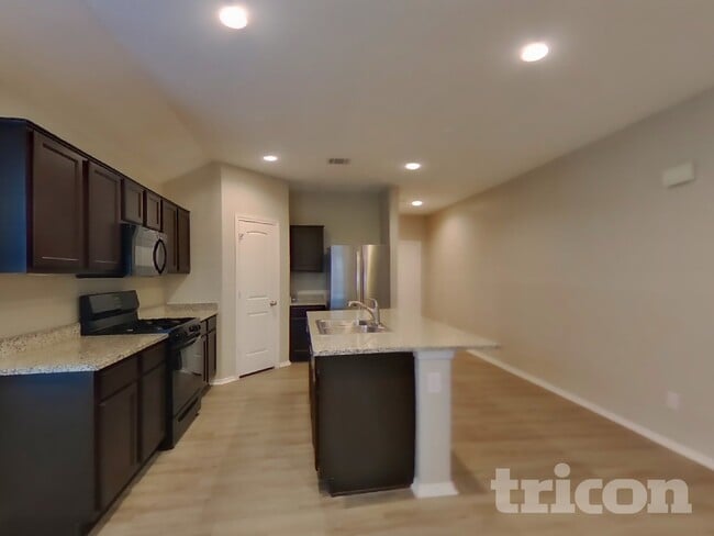 Photo - 414 Lance Trail