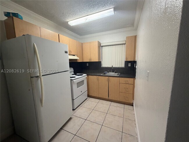 Building Photo - 16118 NE 21st Ave Unit 7