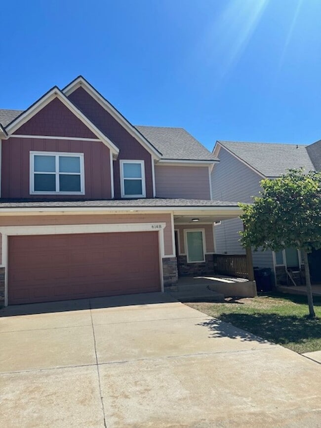 Building Photo - Beautiful 2 Story Duplex - Edmond Schools - Open Concept