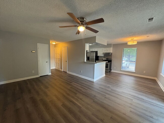 Building Photo - Updated 2 Bedroom Duplex in Windsor Park!