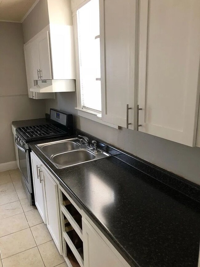 Photo - 2 bed/1 bath, 900 sq ft home!