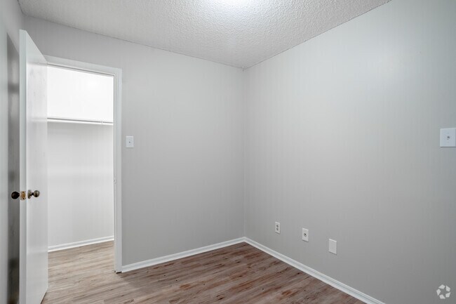 2BR, 1BA - 850SF