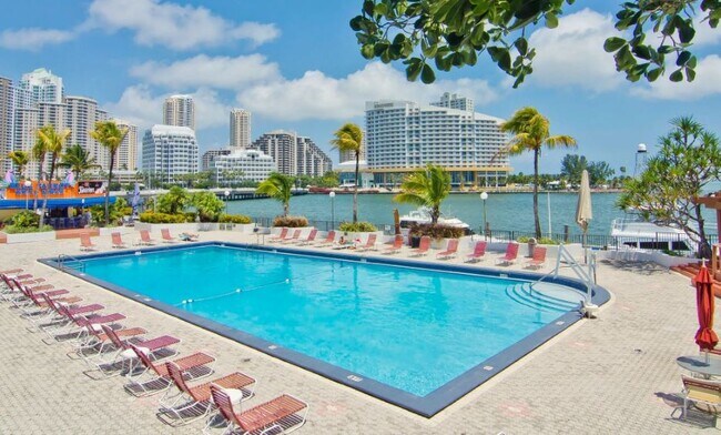 Photo - 905 Brickell Bay Dr