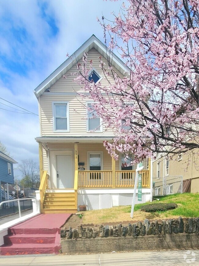 Building Photo - 332 Locust Ave Unit 2 Rental