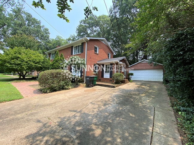 Building Photo - Charming 3 bed, 2.5 bath
