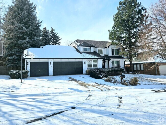 Building Photo - Beautiful 5 Bedroom Home Near the Cherry C...