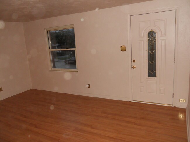 Livingroom - 1206 Woodbine St