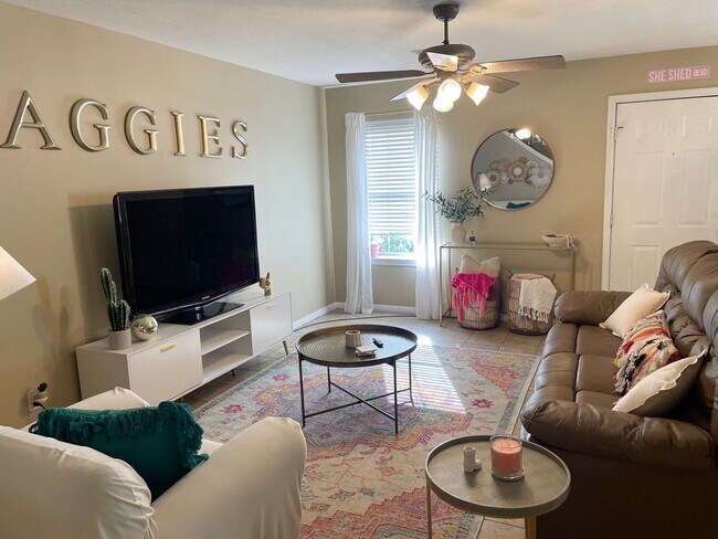 Photo - Beautiful 4 Bed, 4.5 Bath Minutes from Cam...