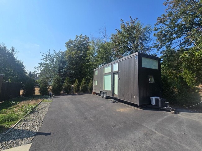 Building Photo - Modern Tiny Home!!