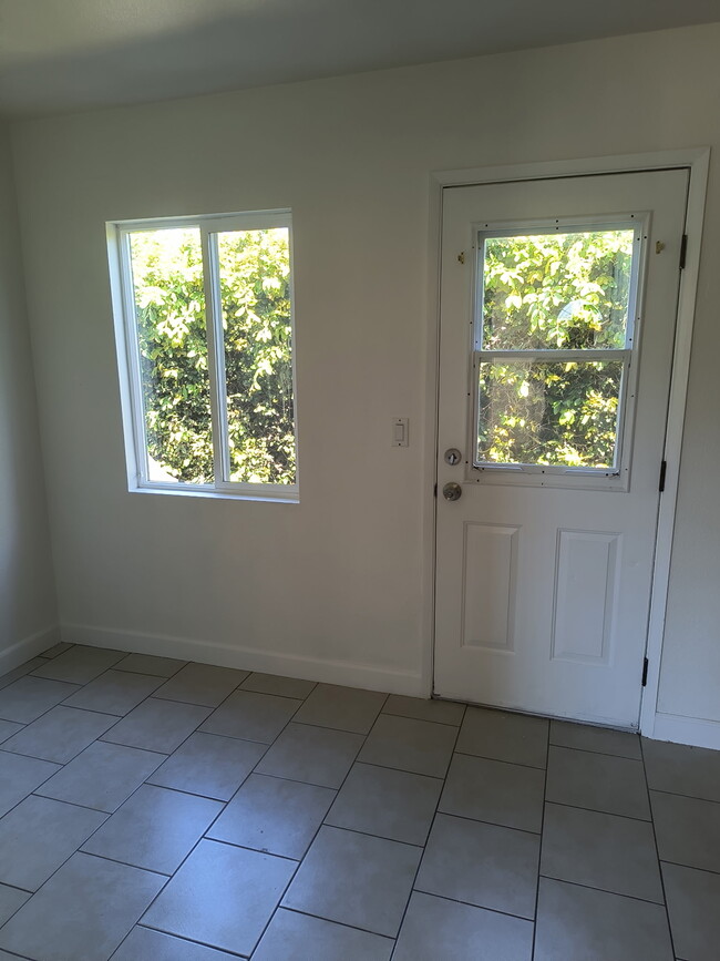 Puerta trasera - 1457 W 219th St Unidad 1457-1/2