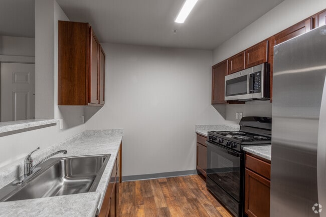 1BR, 1BA - 755SF