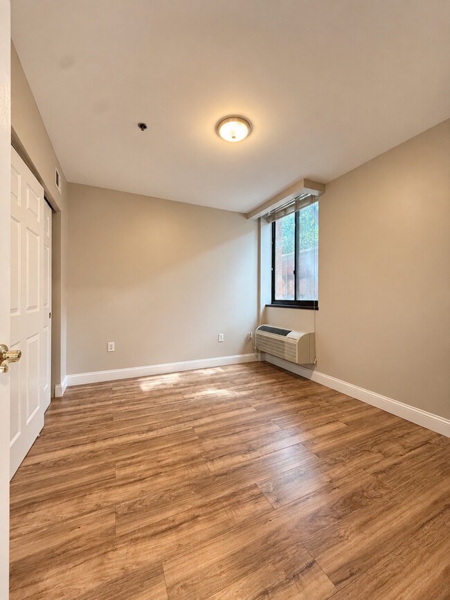 1BR, 1BA - 550SF - Bedroom