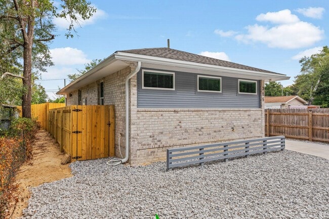 Photo - 305 Willingham Dr