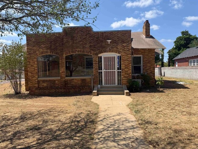 Building Photo - 1319 Mier St