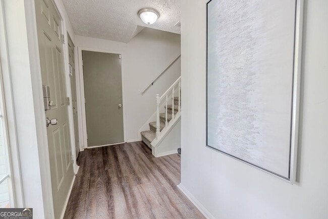 Photo - 2073 Raintree Pl