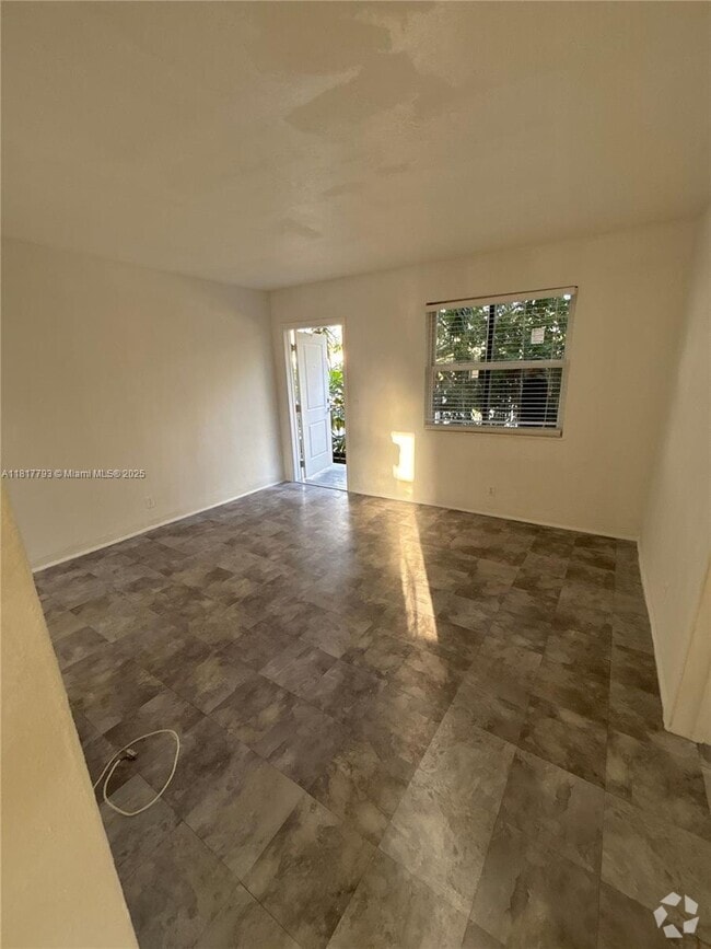 Building Photo - 739 SW 9th St Unit 4 Rental