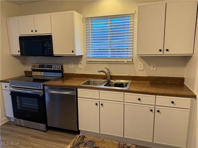 Photo - 193 Surrey Ln