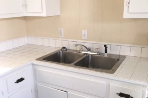 Encimera y protector contra salpicaduras de azulejos de cerámica - 2725 Wren Dr