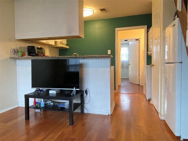 Building Photo - 1905 San Gabriel St Unit 205