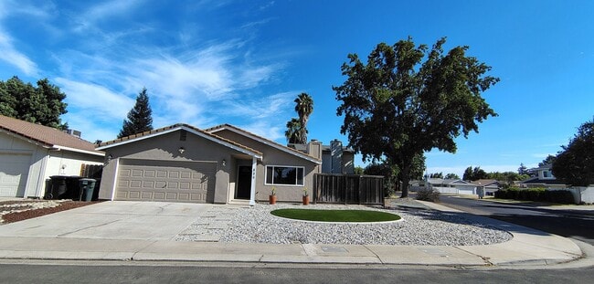 Building Photo - 825 Muscat Way