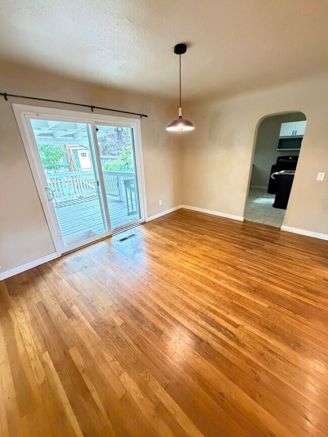Photo - 480 W Ash St