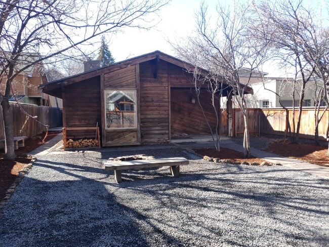 Building Photo - NW Bend 3x2 single-story hidden gem with huge fenced yard!