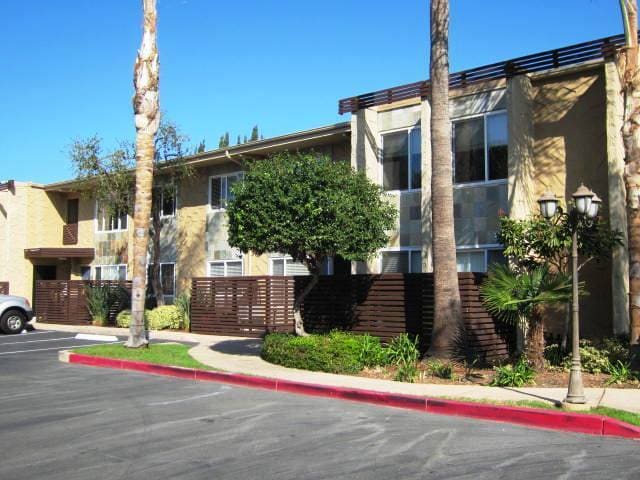 Building Photo - E MADISON - BEAUTIFUL 2nd FLR CONDO IN EL ... Unit 47
