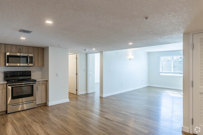 Tropical Pointe 2 BR, 2 BA