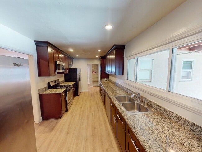 Photo - 8BD/3BA, Lots of Parking! (Lease out, pend...