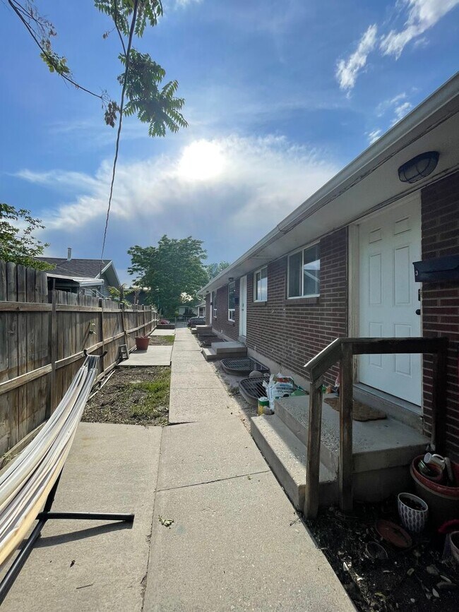 Photo - 1875 S Edison St Unidad 2