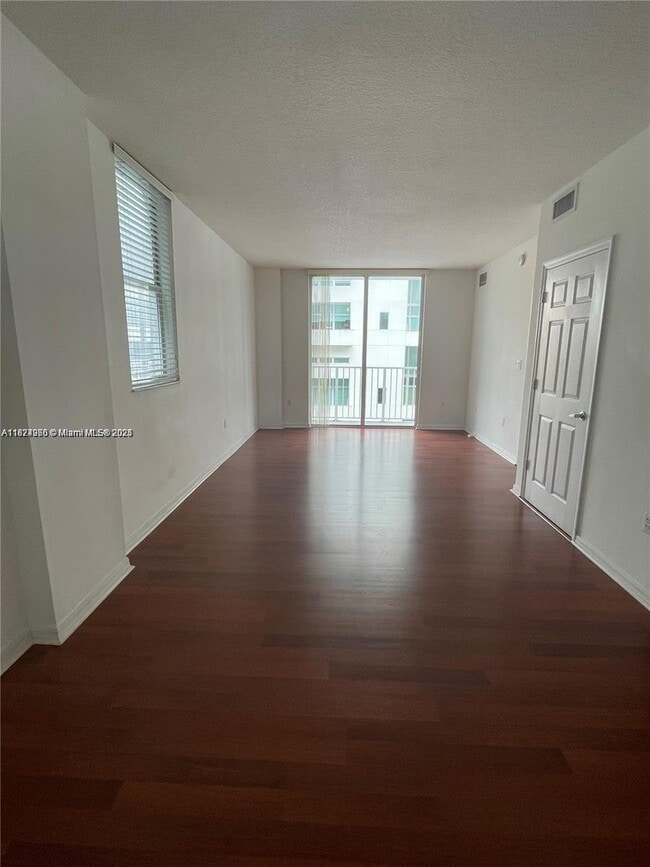Building Photo - 115 SW 11th St Unit 605