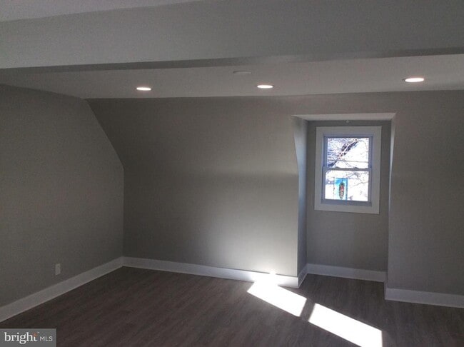 Building Photo - 1168 Romano Ave