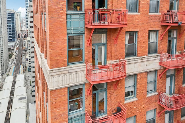 Building Photo - 208 W Washington St Unit 1910