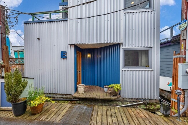 Photo - 2 bed 1.5 bath houseboat on Lake Union