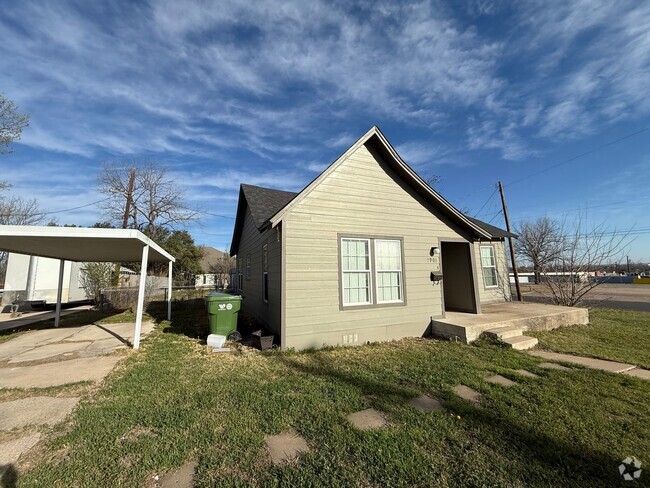 Building Photo - Charming 2-Bed, 1-Bath Home in the Heart o...