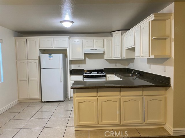 Building Photo - 650 E 81st St