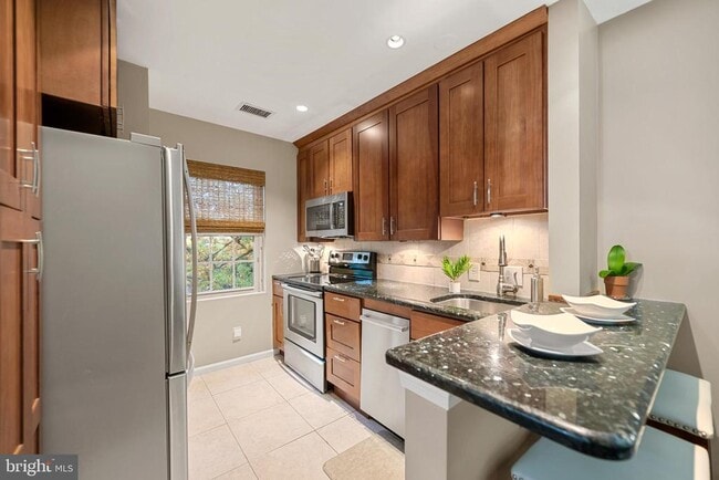 Building Photo - 1403 E Abingdon Dr Unit 6