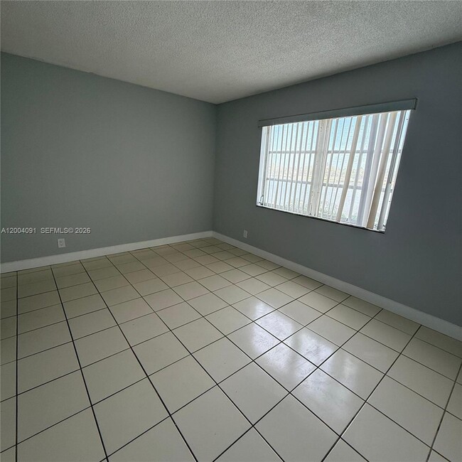 Photo - 8710 N Sherman Cir Unit 305