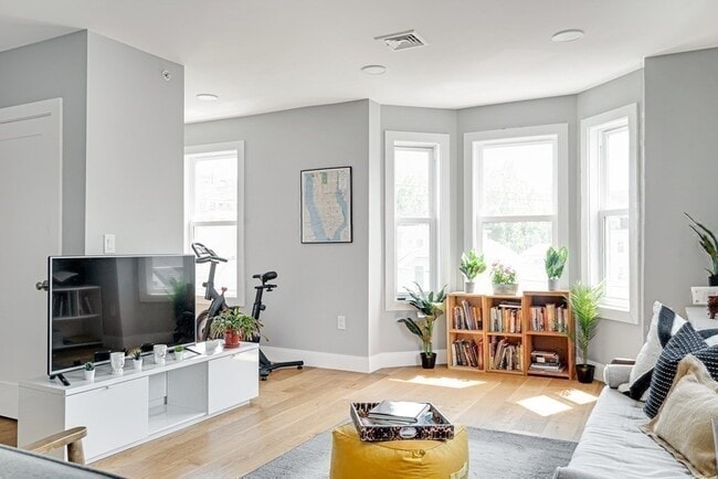 Building Photo - 19 Plymouth St Unit 3