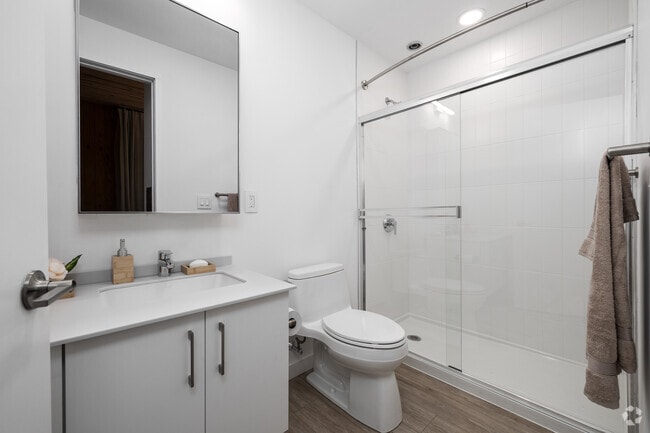 2BR, 2BA - 828SF - Primary Bathroom