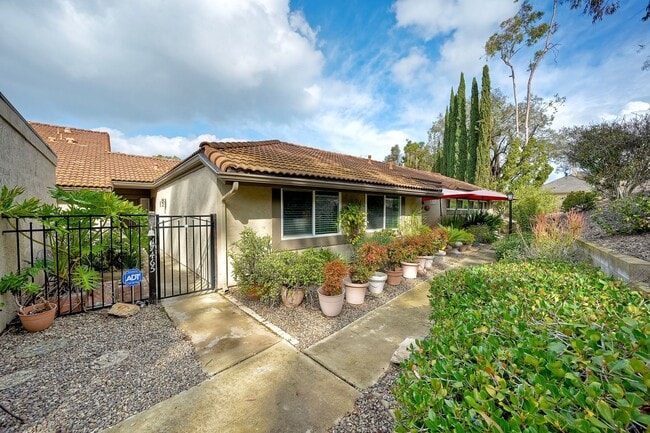 Building Photo - Rancho Bernardo 55+ Community Attached Home 2 Bed, 2 Ba with Patio, Private yard and Laundry