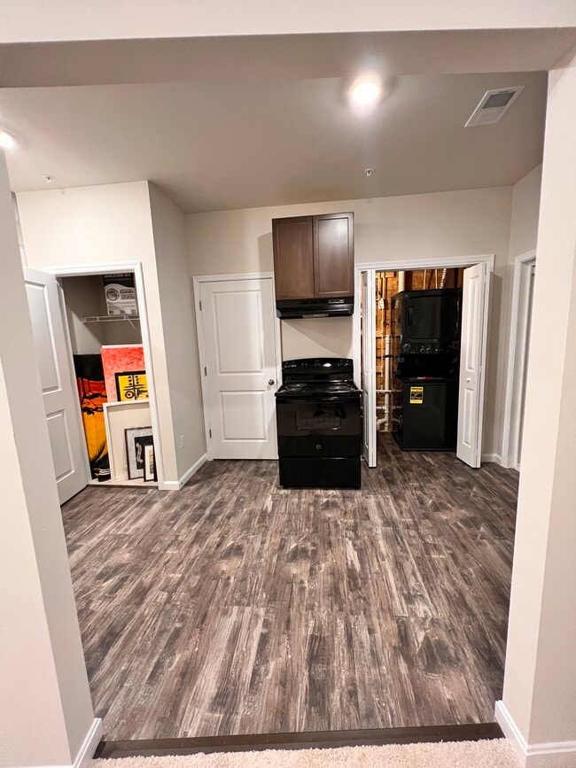 Photo - 2067 Hinshaw Dr