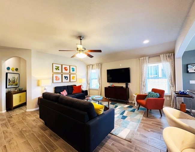 Photo - 112 Groesbeck Ln